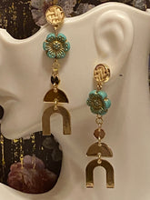 Load image into Gallery viewer, Gold dangle earrings